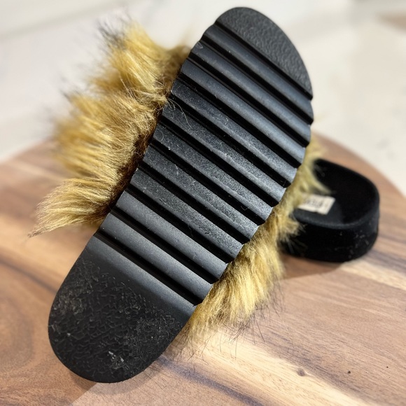 STEVE MADDEN women’s size 7 AMARI faux fur slide sandals color tan & black - Picture 6 of 10